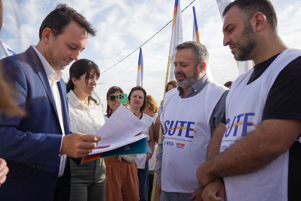 El SUTE le entregó su reclamo por el Ítem Aula y otras cuestiones al ministro de Educación y titular de la DGE, Tadeo García Zalazar. Foto: SUTE.