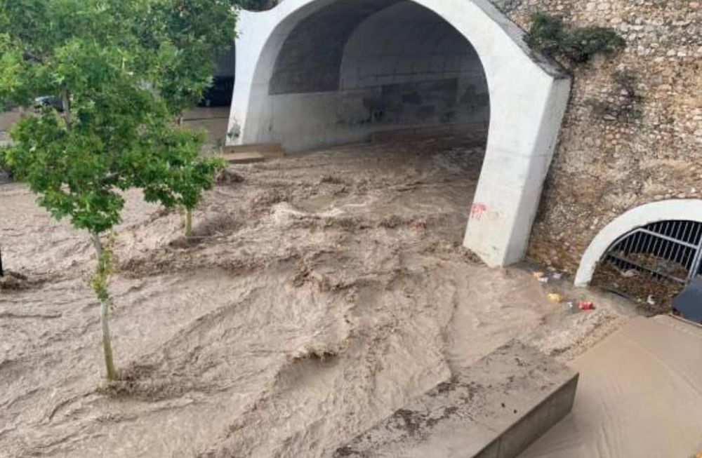Una lluvia torrencial provocó un gran caos en una ciudad de España. El agua y el granizo cayeron con fuerza en pleno centro de Zaragoza. Gentileza: Heraldo de Aragón.
