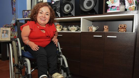 Valeria es diseñadora de interiores, trabaja en la Legislatura provincial y recuerda que una de sus etapas más felices fue cuando pudo asistir a la escuela secundaria. Foto: Mariana Villa / Los Andes.