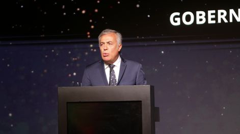 Alfredo Cornejo viaja a Houston en busca de inversiones para la Vaca Muerta mendocina