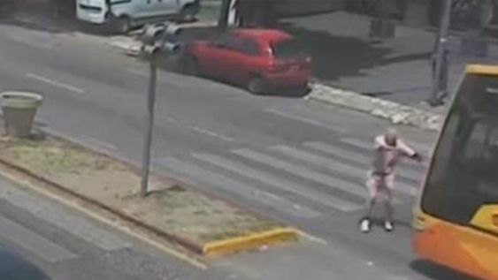 Un jubilado fue atropellado por un colectivo y trasladado al hospital con traumatismos en la pierna y el cráneo.