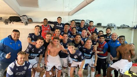 El plantel de Independiente Rivadavia festeja en los vestuarios del estadio de Flandria. / Gentileza: Prensa CSIR