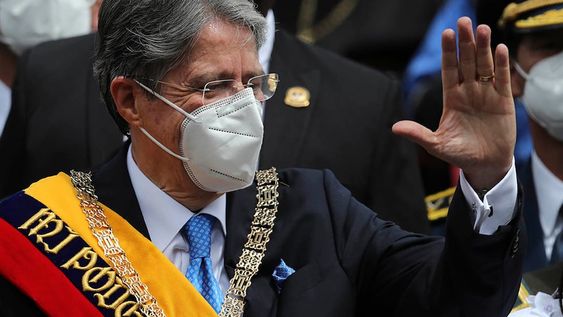 El presidente de Ecuador, Guillermo Lasso, redujo este domingo los precios de combustibles, la piedra angular de las manifestaciones indígenas que sacuden al país hace dos semanas y que lo tienen contra las cuerdas en un debate sobre su posible destitución ante el Congreso. (AP)