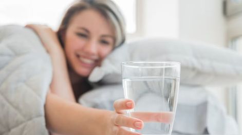 Algunos especialistas recomiendan ingerir en ayunas un vaso de agua tibia, porque favorece la digestión y mejora la capacidad de circulación de la sangre. Freepik.