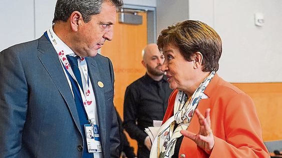 ¿De acuerdo? El ministro Sergio Massa y la titular del FMI, Kristalina Georgieva, la semana pasada acordaron nuevas metas hasta el final del gobierno de Alberto Fernández.