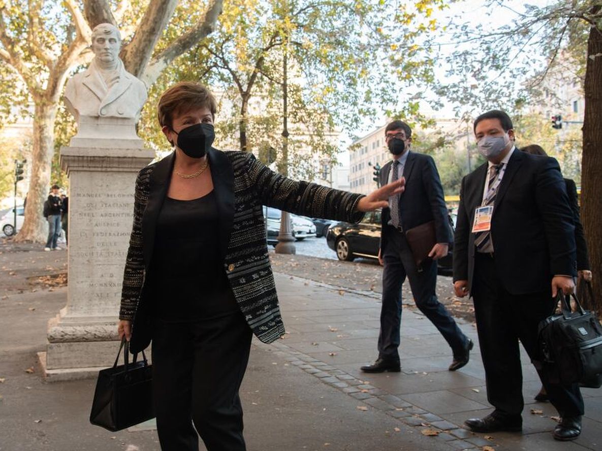 Roma, 30.10.21. Kristalina Georgieva llega a la embajada argentina para el encuentro con el presidente Alberto Fernandez. Atrás, el monumento a Manuel BelgranoFoto:  clarin