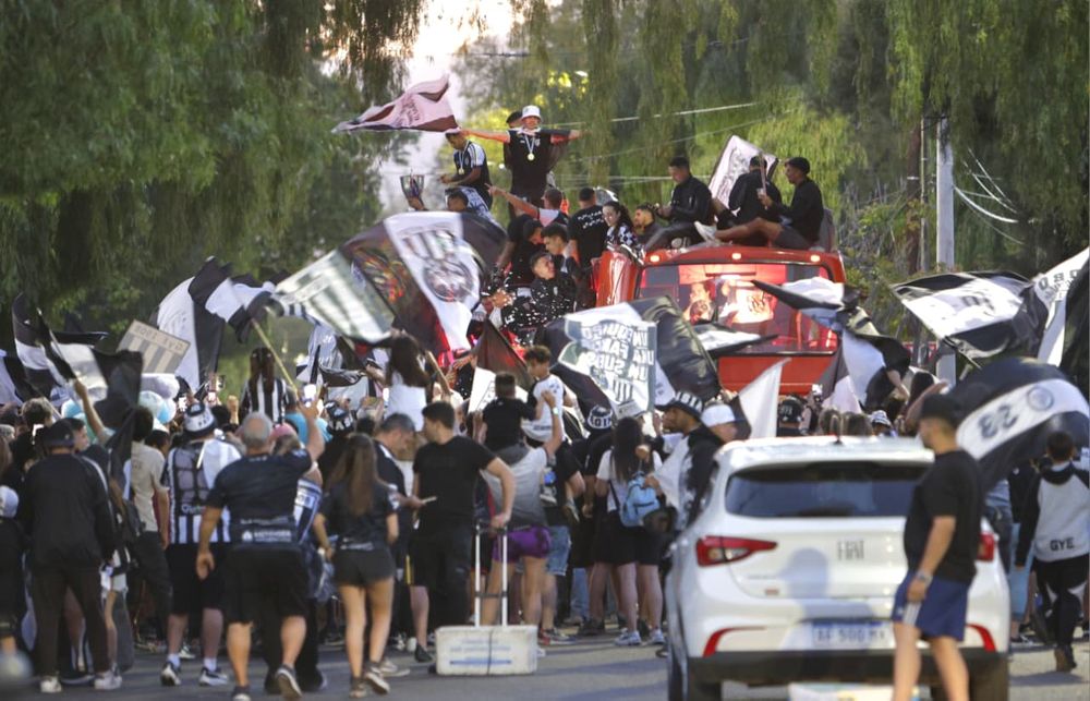 Orgullo mendocino: Gimnasia vuelve a Primera y su gente lo celebra como merece.