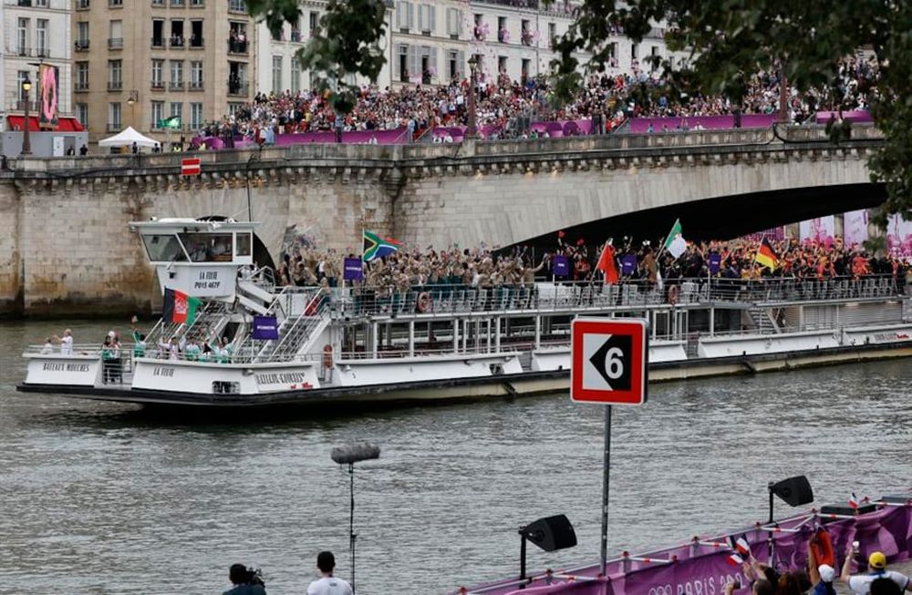 Las selecciones de Afganistán, Sudáfrica, Albania, Argelia y Alemania desfilan por el río Sena, durante la ceremonia de inauguración de los Juegos Olímpicos de París 2024, este viernes en la capital francesa. EFE/Julio Muñoz