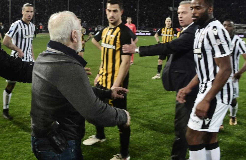 Dura sanción al presidente del club griego que ingresó con un arma a la cancha