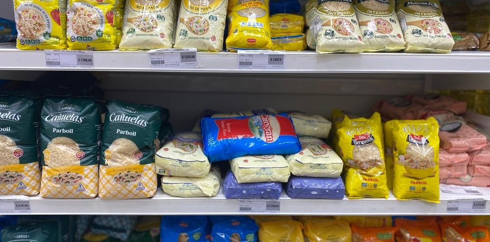 Nahrungsmittel und Getränke. Der Warenkorb für Grundnahrungsmittel, der den Grad extremer Armut misst, wurde im Vergleich zum Januar um 23.881 Pesos angepasst.