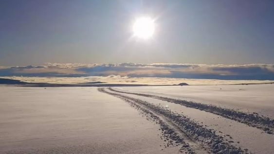 El impactante paisaje de La Payunia cubierta de nieve y que la hace ver como una postal del espacio. Foto: Gentileza Guardaparque Jimena Martíjez Chaves
