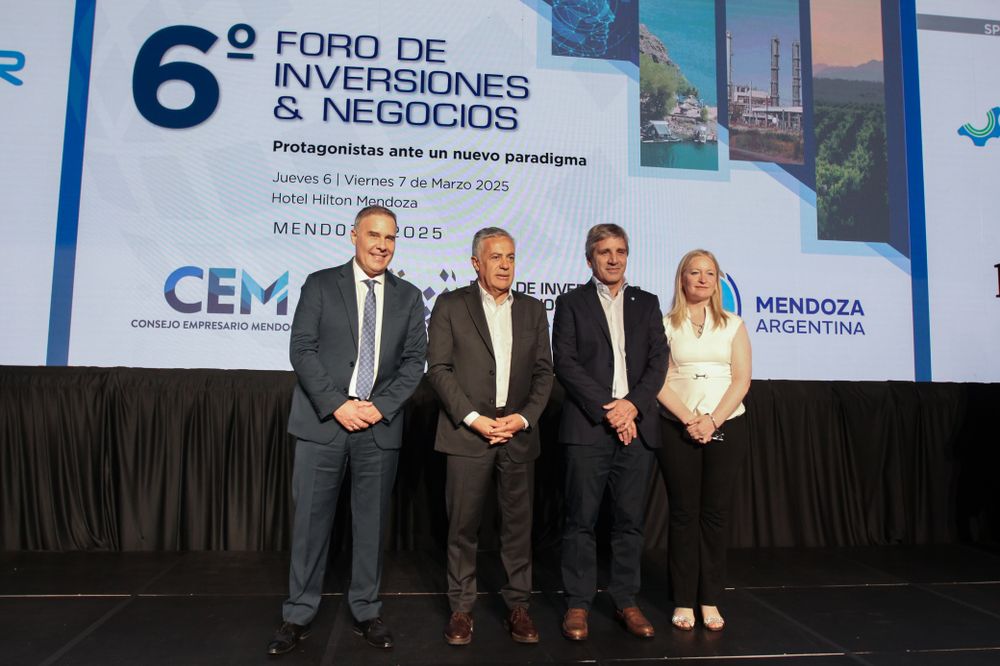 El presidente del CEM, Martín Clement junto al ministro de Economía Luis Caputo, el gobernador Alfredo Cornejo y la vicegobernadora Hebe Casado en el Foro de Inversiones que se realizó en Mendoza el año pasado.&nbsp;