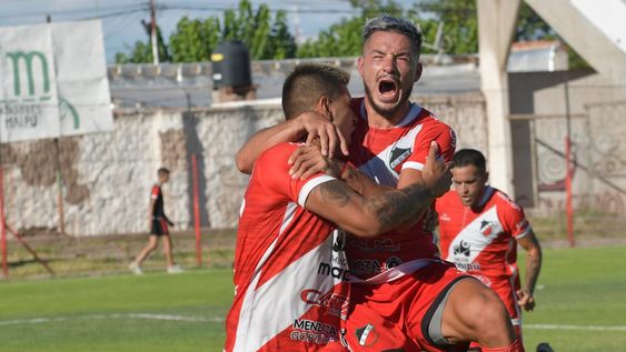 El Cruzado juega en su estadio ante Sarmiento de Resistencia. De ganar, habría logrado el ascenso a la Primera Nacional. / Orlando Pelichotti (Los Andes).