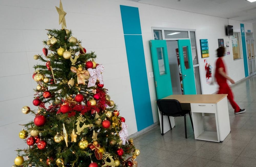 Guardia del hospital Central en Navidad (Ignacio Blanco / Los Andes)