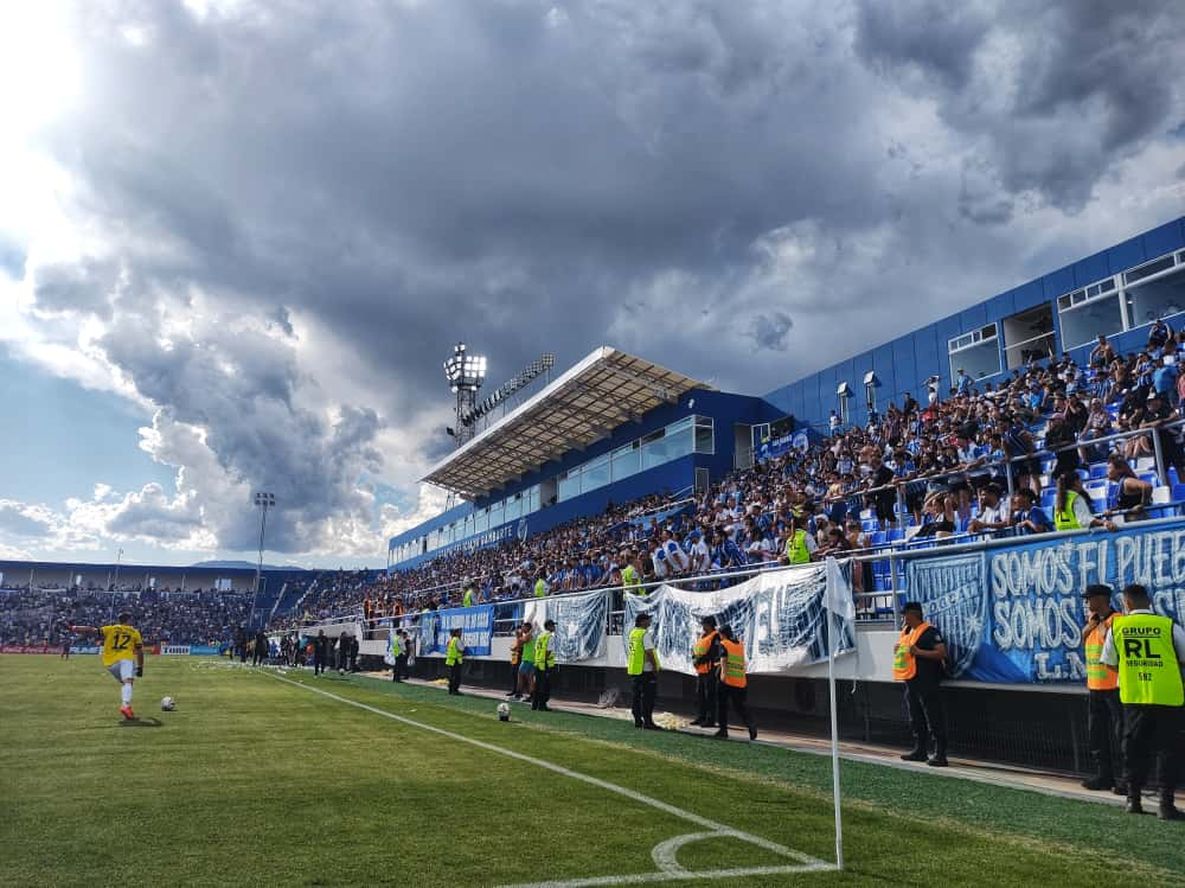 Tras el descenso a la Primera Nacional, el club definirá nuevas autoridades con tres propuestas encabezadas por Alejandro Chapini, José Mansur y Adrián Sajú. Las listas incluyen a dirigentes vinculados al oficialismo provincial y al peronismo.
