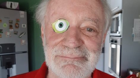 Los Andes | Pedió un ojo y tramitó su certificado de libre circulación pegando un ojo dibujado en su parche. Foto: Gentileza Pablo Feighelstein