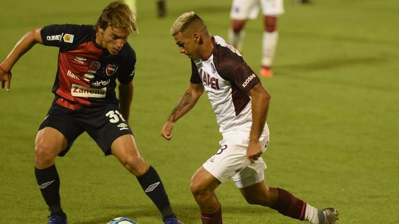 Jerónimo Cacciabue marca a Lucas Vera en el partido entre Newells Old Boys y Lanús por la sexta fecha de la Copa Diego Maradona de la Liga Profesional de Fútbol. (@ligaafa)