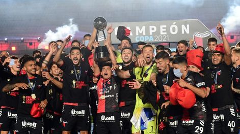Colón de Santa Fe salió campeón por primera vez en su historia, al vencer en la final de la Copa de la Liga Profesional a Racing Club.